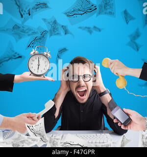 Immagine composita della mano che tiene sveglia Foto Stock