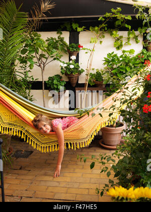 Una ragazza in una amaca, Svezia. Foto Stock