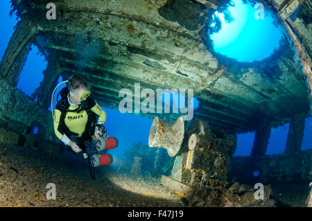 Naufragio MV Cominoland e scuba diver, Xwejni-Bay, Gozo, Malta, Sud Europa, Mar Mediterraneo Foto Stock