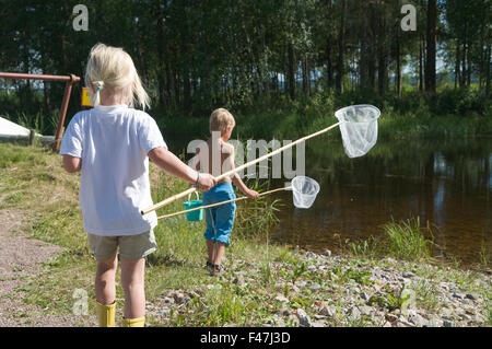 I bambini con butterfly-NETS, Svezia. Foto Stock