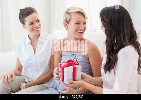 Donna incinta riceve un regalo del bambino Foto Stock