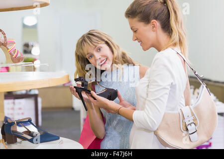 Due amici scarpe di contenimento Foto Stock