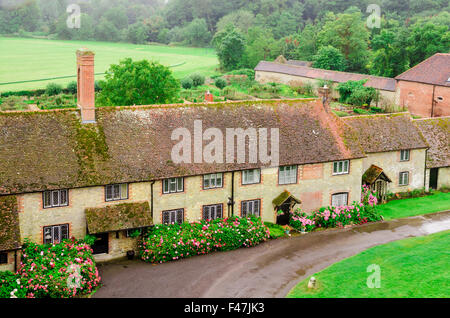 Cottage a Cowdray Park vicino alle rovine di Cowdray House, Midhurst, West Sussex, in Inghilterra. Foto Stock