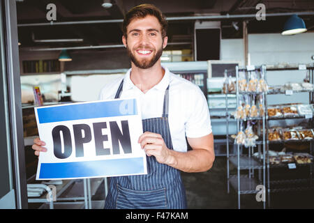 Lavoratore sorridente mettendo a segno aperto Foto Stock