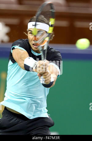 Shanghai, Cina. 15 ottobre, 2015. Rafael Nadal di Spagna colpisce un ritorno a Milos Raonic del Canada durante i loro uomini singoli corrispondono a il Masters di Shanghai il torneo di tennis a Shanghai in Cina orientale, su Ott. 15, 2015. Credit: ventola Jun/Xinhua/Alamy Live News Foto Stock