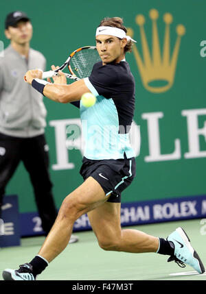 Shanghai, Cina. 15 ottobre, 2015. Rafael Nadal di Spagna colpisce un ritorno a Milos Raonic del Canada durante i loro uomini singoli corrispondono a il Masters di Shanghai il torneo di tennis a Shanghai in Cina orientale, su Ott. 15, 2015. Credit: ventola Jun/Xinhua/Alamy Live News Foto Stock