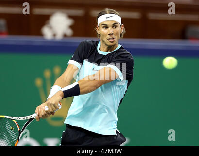 Shanghai, Cina. 15 ottobre, 2015. Rafael Nadal di Spagna colpisce un ritorno a Milos Raonic del Canada durante i loro uomini singoli corrispondono a il Masters di Shanghai il torneo di tennis a Shanghai in Cina orientale, su Ott. 15, 2015. Credit: ventola Jun/Xinhua/Alamy Live News Foto Stock