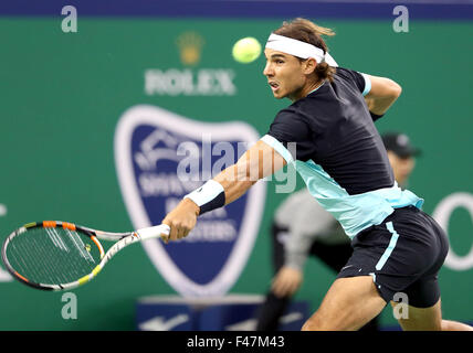 Shanghai, Cina. 15 ottobre, 2015. Rafael Nadal di Spagna colpisce un ritorno a Milos Raonic del Canada durante i loro uomini singoli corrispondono a il Masters di Shanghai il torneo di tennis a Shanghai in Cina orientale, su Ott. 15, 2015. Credit: ventola Jun/Xinhua/Alamy Live News Foto Stock