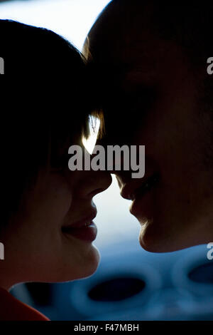 L uomo e la donna kissing, Svezia. Foto Stock