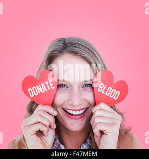 Immagine composita della donna che mantiene le carte di cuore Foto Stock