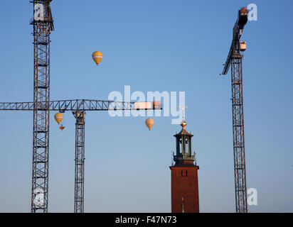 Gru per edilizia e palloncini dalla torre del municipio di Stoccolma, Svezia. Foto Stock