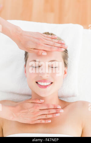 Calma donna ricevere trattamento reiki Foto Stock