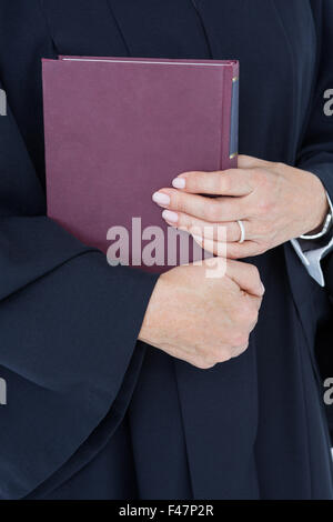 Felice bello avvocato in possesso di codice del lavoro Foto Stock