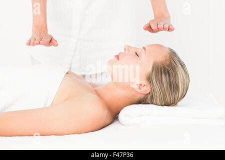 Calma donna ricevere trattamento reiki Foto Stock