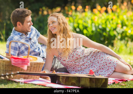 Coppia giovane su un picnic Foto Stock