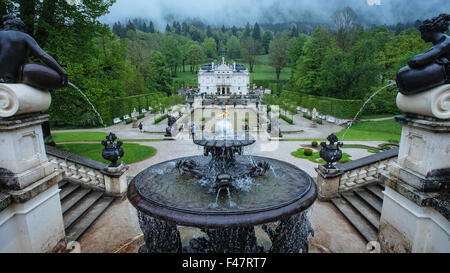 Linderhof palace panoramica con fontana Foto Stock
