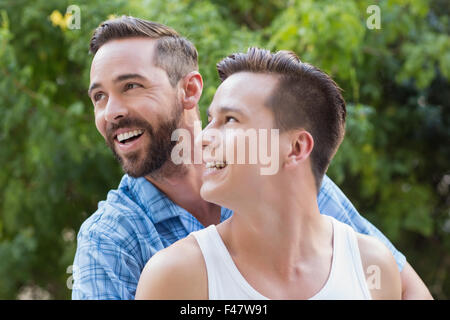 Felice coppia omosessuale che guarda lontano Foto Stock