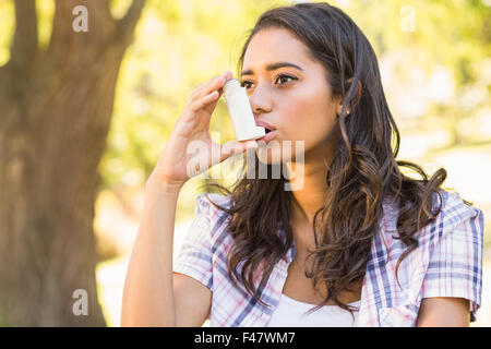 Bella bruna mediante inalatore Foto Stock