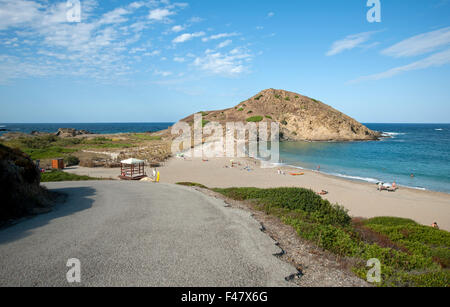 La strada che conduce a Cala Mesquida spiaggia con pochi toursits sulla spiaggia dell'isola di Minorca spagna Foto Stock