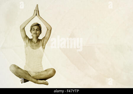 Immagine composita di montare la donna fare yoga Foto Stock