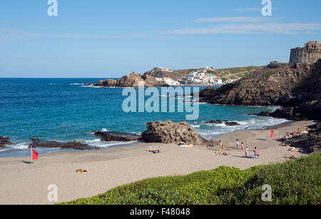 Cala Mesquida spiaggia con rocce e torre di difesa costiera che si affaccia sull' isola di Minorca spagna Foto Stock