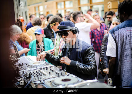 DJ di musica di miscelazione SUL RECORD STORE DAY A LONDRA Foto Stock