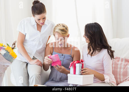 Donna incinta apertura di un regalo del bambino Foto Stock