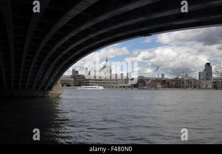 Vista da sotto il Blackfriars Bridge sul fiume Tamigi a Londra Foto Stock