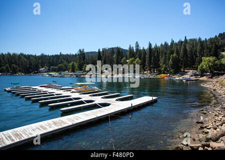 Lake Arrowhead con barche ormeggiate in una calda giornata estiva nei pressi di Los Angeles, California, Stati Uniti d'America Foto Stock