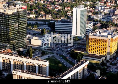 Torri di benzina, il Parlamento e l'Hotel Holiday Inn a Sarajevo visto da Avaz Twist Tower. Foto Stock