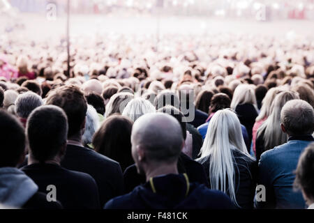 La folla di gente irriconoscibile. Rallentare la velocità dello shutter motion blur per unrecognizability. Foto Stock