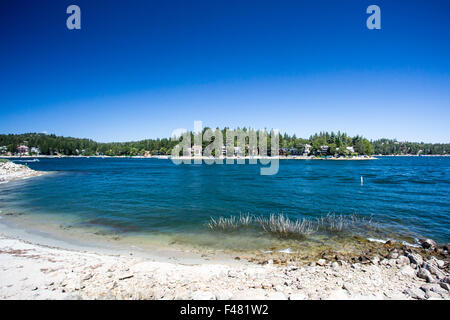 Lake Arrowhead con barche ormeggiate in una calda giornata estiva nei pressi di Los Angeles, California, Stati Uniti d'America Foto Stock