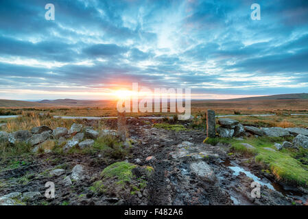 Bellissimo Tramonto spettacolare su Dartmoor, dal Sud Hessary Tor appena fuori di Princetown Foto Stock