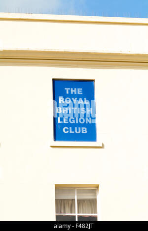 Il Royal British Legion Club segno nella finestra in Teignmouth, Devon, Inghilterra Foto Stock