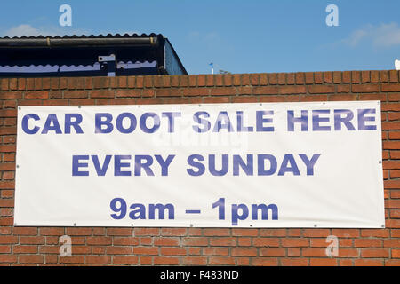 "L'avvio auto vendita qui ogni domenica 9 am - 1 pm' segno sulla parete Foto Stock