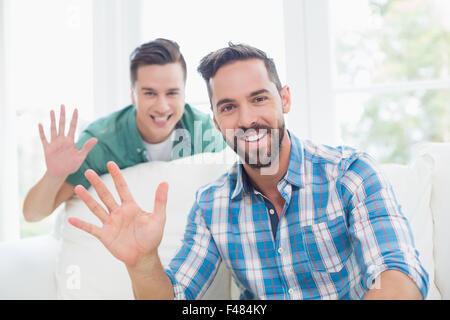 Coppia omosessuale uomini dire ciao alla telecamera Foto Stock