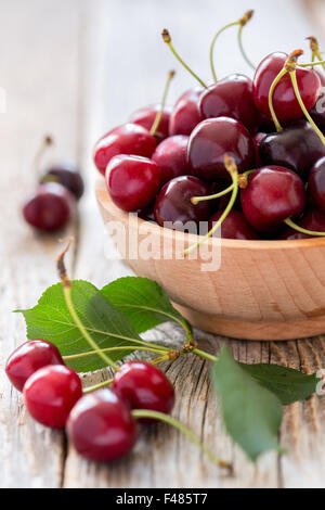 Ciotola con maturi ciliege rosse. Foto Stock