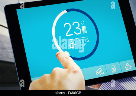 Immagine composita dell'uomo utilizzando tablet pc Foto Stock