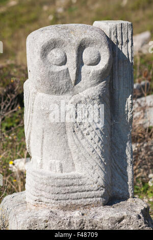 Scultura di pietra di gufo al Tout Quarry Sculpture Park, Isola di Portland, Dorset UK nel mese di ottobre Foto Stock