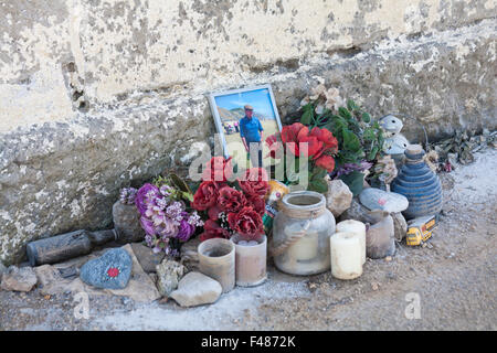 I tributi di cui alla base di Trinity House obelisco al Portland Bill in Ottobre Foto Stock