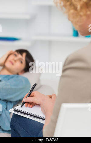 Psicologo a parlare con il suo paziente depresso Foto Stock