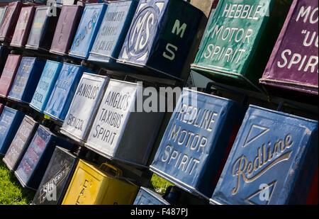 Il vecchio guscio olio motore lattine di metallo Foto Stock