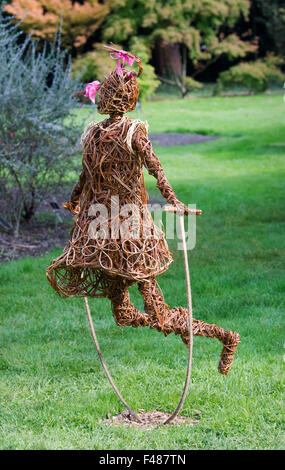 Willow ragazza saltando. Giardino arte scultura a RHS Wisley Gardens, Surrey, Inghilterra Foto Stock