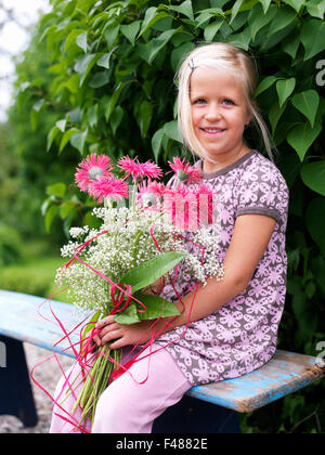 Scandinavian ragazza con fiori di colore rosa, Svezia. Foto Stock