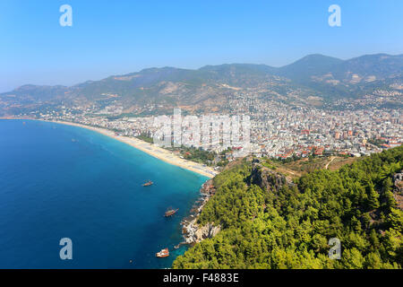 Vista della città Alanya in Turchia e Spiaggia di Cleopatra Foto Stock
