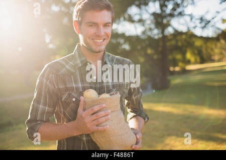 Uomo bello sacco di contenimento di verdure Foto Stock