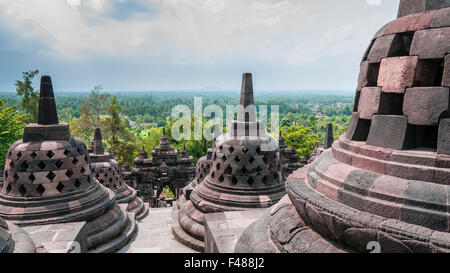 Gli stupa sulla sommità di Borobudur vicino a Yogyakarta Foto Stock