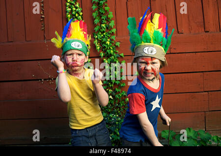 Ragazzi giocare vestito come indiani, Svezia. Foto Stock
