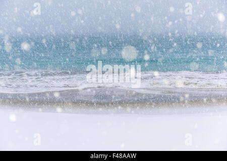 Nevicata su una spiaggia, Senja, Norvegia Foto Stock