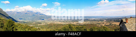 Vista panoramica della Serra di Ivrea, una lunga collina creata durante l'ultima glaciazione Foto Stock